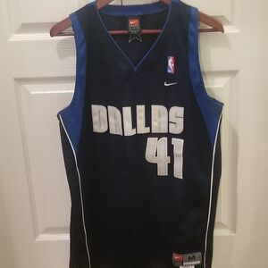 Nike Dallas Mavericks Dirk Nowitzki Jersey (M)